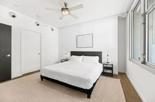 Modern 1-Bedroom City View High Rise Condo with Balcony Gym Pool Free Parking