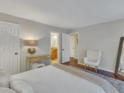 The Dogwood Cottage Hotels in Meredith