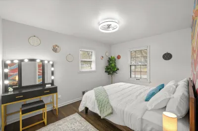 Kansas Escape with Movie Room, Hot Tub, Mini Golf, Pickleball, Game Room & more! Hotels near Antioch Park