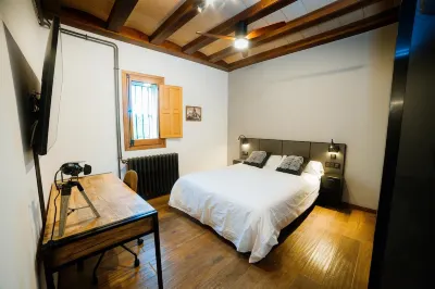 Airport Suite 2 (private bathroom) 8 minutes drive from the airport Hotels near Plaça Francesc Macià