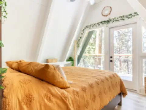 Cozy A-Frame High in The Tree Tops Hotels in Crestline