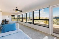 5 Miles from Park entrance Charming 2-bedroom house in enchanting Joshua Tree