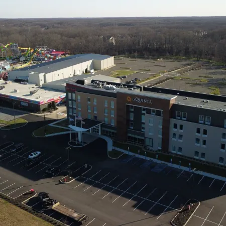 La Quinta Inn & Suites by Wyndham Mount Laurel / Moorestown