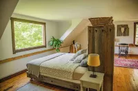 Charming 2-bedroom farmhouse in beautiful Moretown with AMAZING views! Hotels in Duxbury