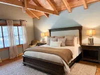 Luxury Log Cabin + Hot Tub + Mins to Downtown Dahlonega
