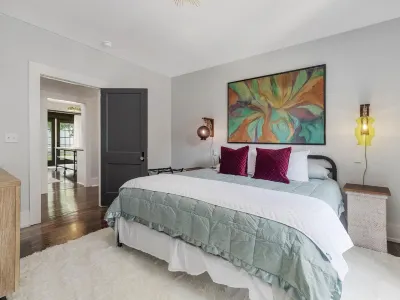 Brooklyn House, charming & chic 3-bedrm, Great Location with FREE PARKING Hotels near One Tree Hill: TRIC