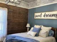 Charming 1-bedroom house in terrific Harrisburg with AC, WiFi Hotels in Harrisburg