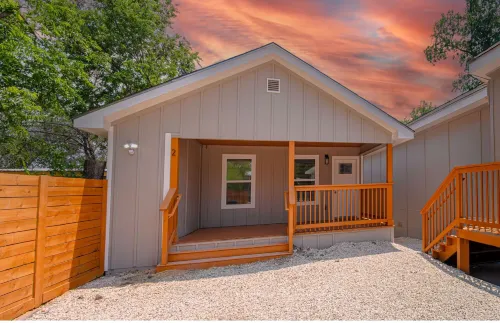 Your Amazing 3BR 2BA Downtown Delight - Bungalows