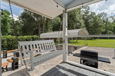 NEW Farmhouse! Hot tub, Fire Pit & Yard Games Hotels near Clay County Fairgrounds