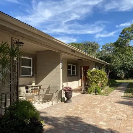 Warm Mineral Springs Cozy Waterfront Apartment
