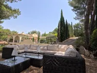 Architect's villa in Luberon pine forest 10 pers Hotels in Cavaillon