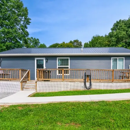 Cozy Lake Cumberland Retreat with hot tub, just above Jamestown Marina!