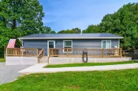 Cozy Lake Cumberland Retreat with hot tub, just above Jamestown Marina!