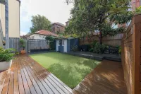 Charming, spacious boutique apartment 200 metres from Bondi Beach Bondi Advertising附近的飯店