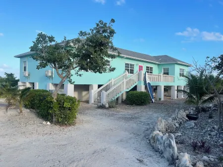 Waterfront 3-bedroom 3-Bath / AC / WiFi /BoneFish / gorgeous North Caicos TCI.