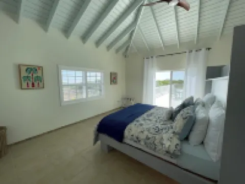 Waterfront 3-bedroom 3-Bath / AC / WiFi /BoneFish / gorgeous North Caicos TCI.