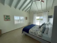 Waterfront 3-bedroom 3-Bath / AC / WiFi /BoneFish / gorgeous North Caicos TCI.