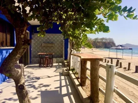 Amazing right on the water, BEACHFRONT studio near Tamarindo Отели рядом с достопримечательностью «Плайя Потреро, Коста-Рика»
