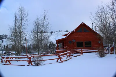 Gorgeous 3 Bedroom Multi-Level Log Cabin With Grand Teton Views! Hotels near Jackson Lake