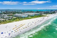 Beachside studio steps to the beach Hoteles en St. Pete Beach