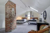 Dunsmuir Adventure House ~ Spacious family getaway Hotels in Dunsmuir