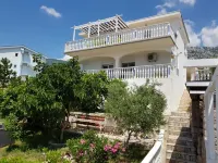 Fe-Wo Valentina by the sea with access to private beach and pool in Cesarica