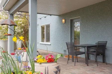 Victoria, ~BC~ - Fully Furnished-Self Contained Garden Suite Отели рядом с достопримечательностью «Continuing Studies at UVic»