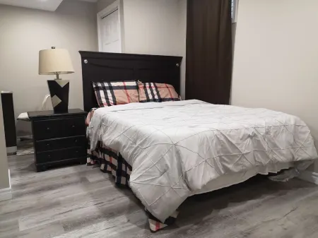 Comfortable 2-bedroom walk out basement Отели в г. Халдиманд Каунти