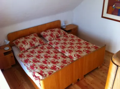 Near-natural house with garden, orchard, sauna, fireplace & free Wi-Fi 米爾施塔特湖附近的飯店