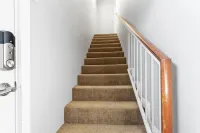 5 MIN TO LAX, Private entrance studio apartment. Pet friendly apartment