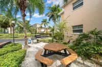 Beautiful Indian Shores condo with private beach access