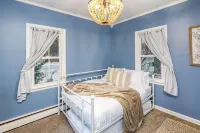 Cool, Calm & Cozy | 2 BR Home with plenty of charm - 2つ星