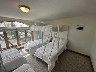 Barbee Lake Big House!  Sleeps 14+ Game Garage!  Pier and Dock to Barbee! Hawblitzel Party Cove 주변 호텔