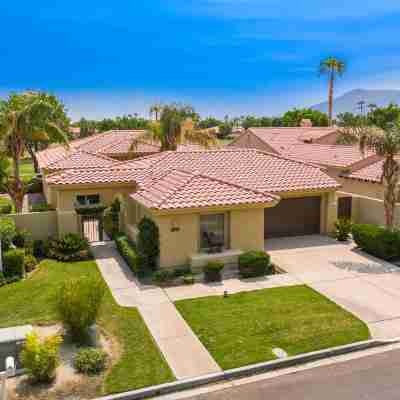 PGA West home on the private Tom Weiskopf 18th fairway Hotel Exterior