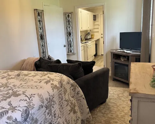 Cozy studio apartment just outside of Hattisburg in a country setting! Hotels in Covington County