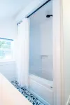 Jeannie & Clyde’s, a charming ocean view loft in Bay Bulls, NL. Hotel a 