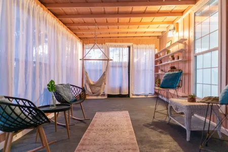 Country Gardens- spacious yard 5 minutes from downtown!