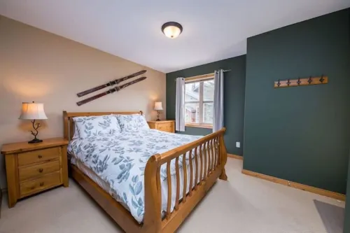 Large 3 bedroom ski in retreat with hot tub