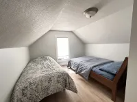 Mountain getaway w/ hot tub & heated garage Các khách sạn ở Crowsnest Pass