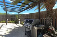 Palm Beach Grand Oasis: Spacious 21-Guest Retreat - Walk to All!