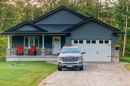 Grand Bend Getaway Cottage | Hot Tub & Relax by the Beach | 6Bed+3Bath