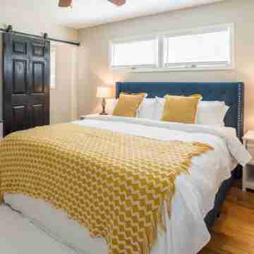 Comfy and Spacious Hamilton Hills Home with Game Room Rooms