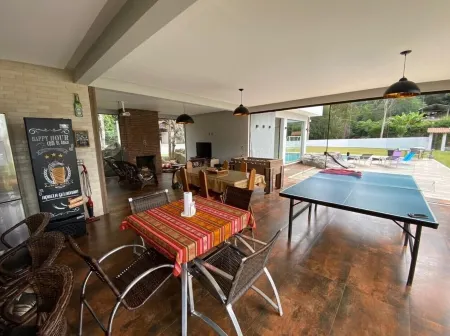 Mansão na Serra, Venham Descansar em Grande Estilo Отели в г. Нова-Фрибургу