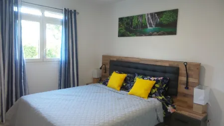 Beautiful luxury one-bedroom apartment 5 minutes from the beach!