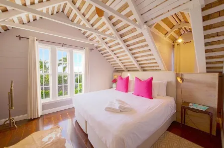 3/BR 3/BA Character home in Governors Harbour!