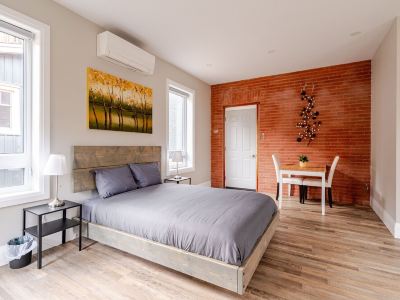 Single Bachelor unit en-suite Across from Google