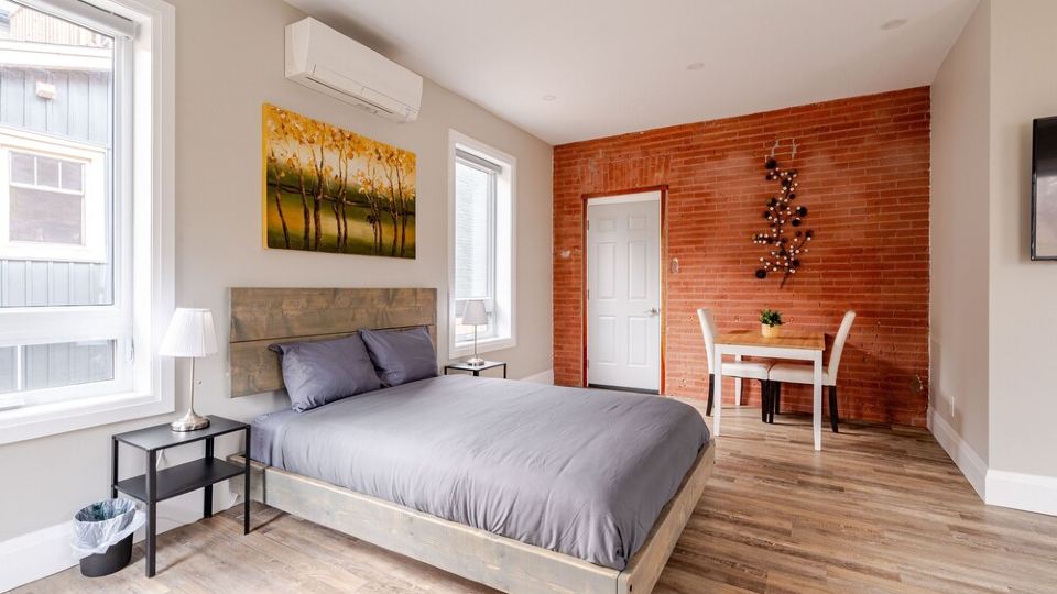 Single Bachelor unit en-suite Across from Google