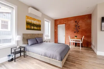 Single Bachelor unit en-suite Across from Google