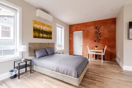Single Bachelor unit en-suite Across from Google