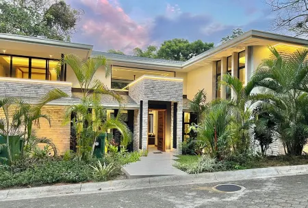 Luxury Architectural Gem in the Jungle - 5 Bdrms - Lots of Wildlife